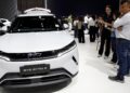 L’Ue blocca le auto ibride cinesi, l’accordo salva le imprese ma rischia di far aumentare i prezzi