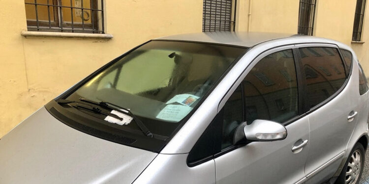 Milano chiede il ritorno delle multe cartacee sul parabrezza delle auto