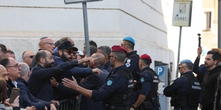 Tensioni all’ex Ghetto ebraico a Roma, insulti e urla contro l’Anpi