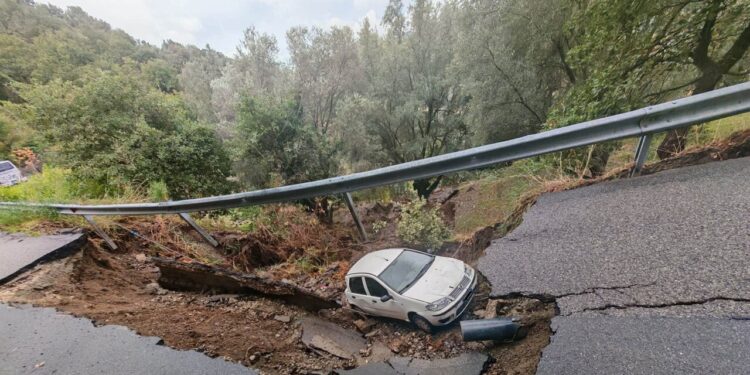Auto in una voragine apertasi per le piogge nel Reggino, salvo il conducente