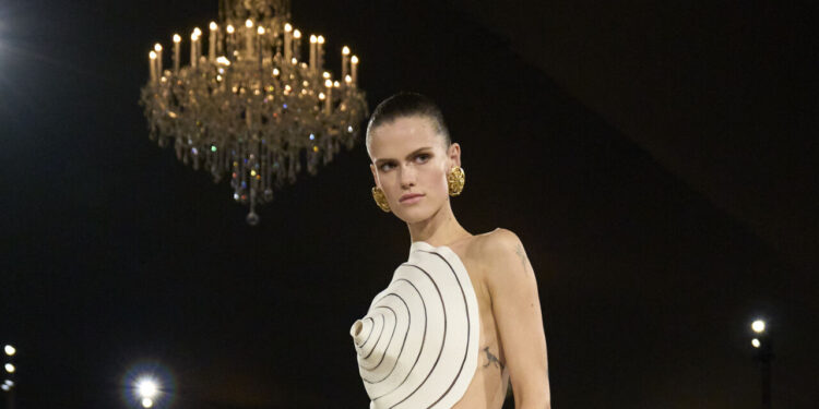 Sfila Schiaparelli, il surrealismo contagia il pret à porter