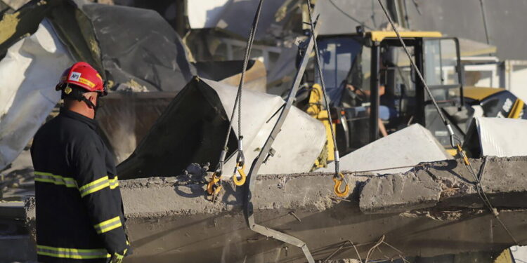 Kiev, ‘raid russi nella regione al confine con la Polonia, 370.000 senza luce’