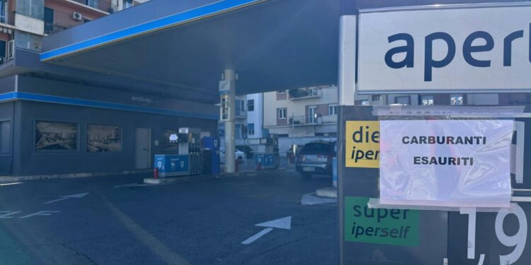 Carburante esaurito e scaffali vuoti, l’Ilva blocca il Sud: rischio stop nazionale