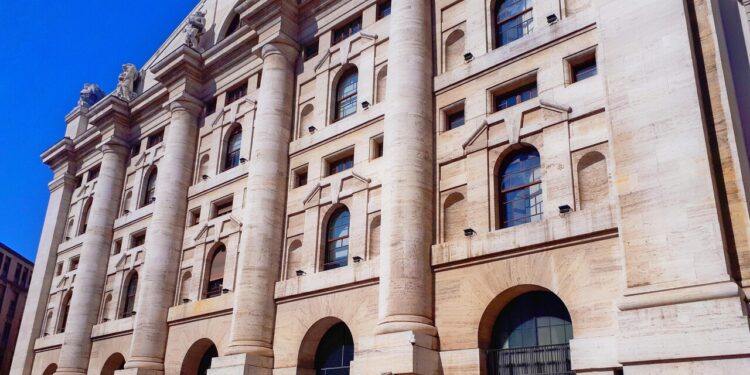 Borsa: Milano si assesta (+0,75%), balzo di Avio e Stellantis
