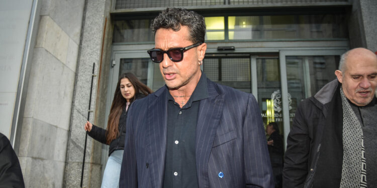 Fabrizio Corona aggredito e rapinato sotto casa sua a Milano