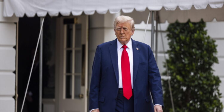 Trump nel comizio in Arizona, ‘i dem vogliono evirare i vostri figli’
