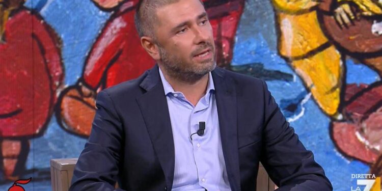 Di Battista in studio a DiMartedì: “Ho iniziato le terapie per il tumore, ci sono tutte le carte per guarire”