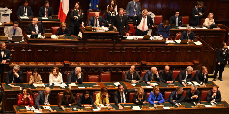 La chiamata alle armi di Meloni, pienone in Aula tra sospetti e vedette