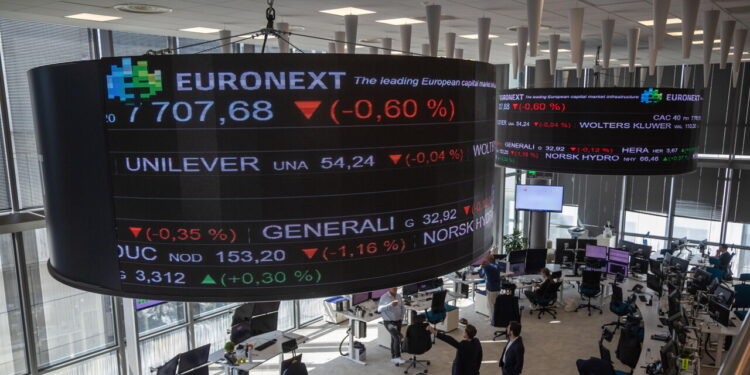 Borsa: l’Europa in calo con balzo petrolio, tensione su titoli di Stato