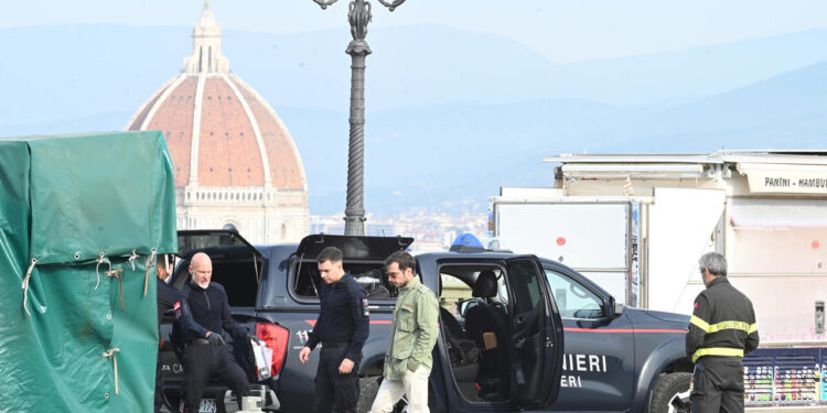 Trovata bombola di gas a piazzale Michelangelo, ‘inoffensiva’