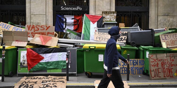 Francia, esplode la protesta dei liceali: oltre 200 feriti. Stop alle granate della polizia