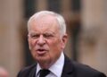 Addio a Jeffrey Archer, lo scrittore britannico da oltre 300 milioni di copie: aveva 86 anni, la sua vita tra politica e scandali