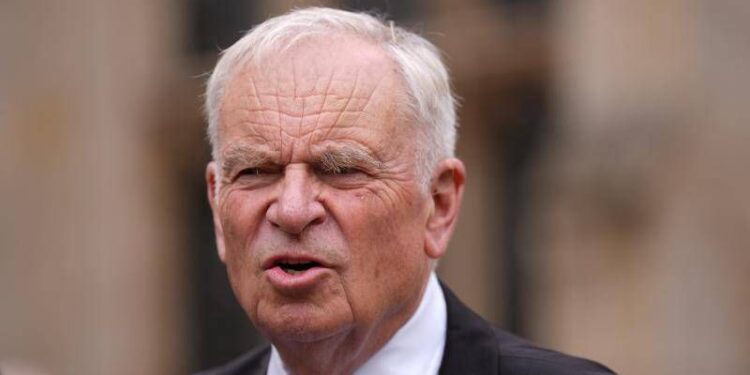 Addio a Jeffrey Archer, lo scrittore britannico da oltre 300 milioni di copie: aveva 86 anni, la sua vita tra politica e scandali