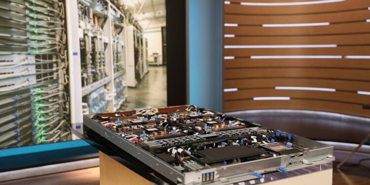 Microsoft svela il chip Maia 300 per potenziare l’inferenza AI su scala Azure
