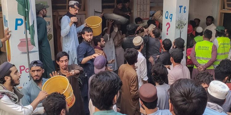 Pakistan, crolla il tetto di una scuola a Peshawar: 28 morti e 30 feriti