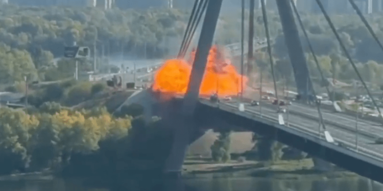 Ucraina, colpito ponte a Kiev nel giorno della visita di Merz. Il cancelliere: “In futuro macchina guerra Russia contro di noi”