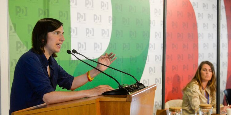 Centrosinistra, il messaggio di Schlein: “Uno non vale uno”. Conte: “Si va alle primarie”