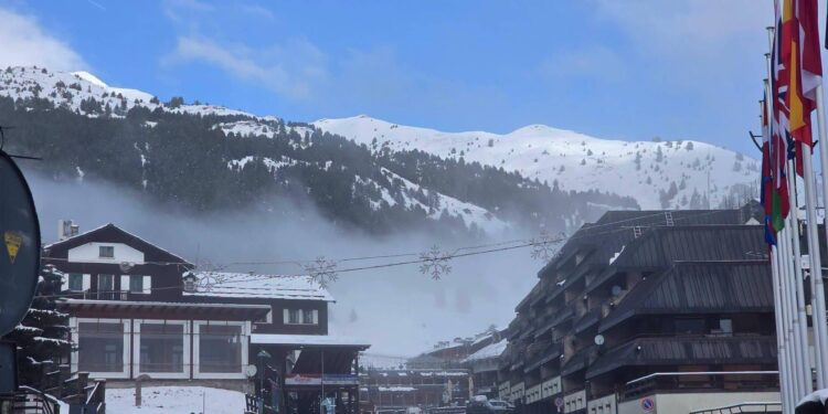 Prima neve a Sestriere, le montagne della Vialattea si imbiancano: ecco le immagini