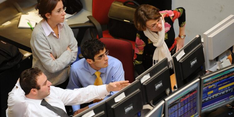 Lo spread cresce ancora a 103 punti base: rendimenti al 4,64%