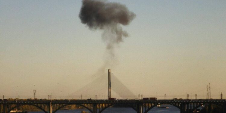Ucraina, Russia colpisce un altro ponte a Kiev. Il sindaco: “Gli attacchi stanno distruggendo la città”