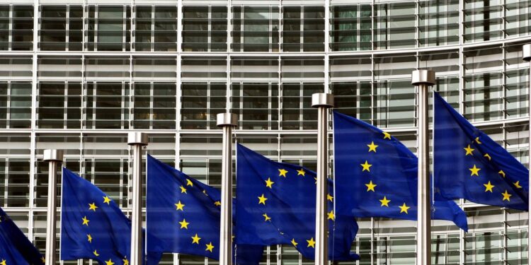 Caro energia, mediazione dei leader Ue dopo lunga trattativa: “Preservare Ets tutelando competitività”