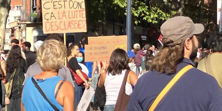 Francia, terzo atto proteste nei licei: attesi tra i 150 mila e i 200 mila manifestanti in tutto il paese